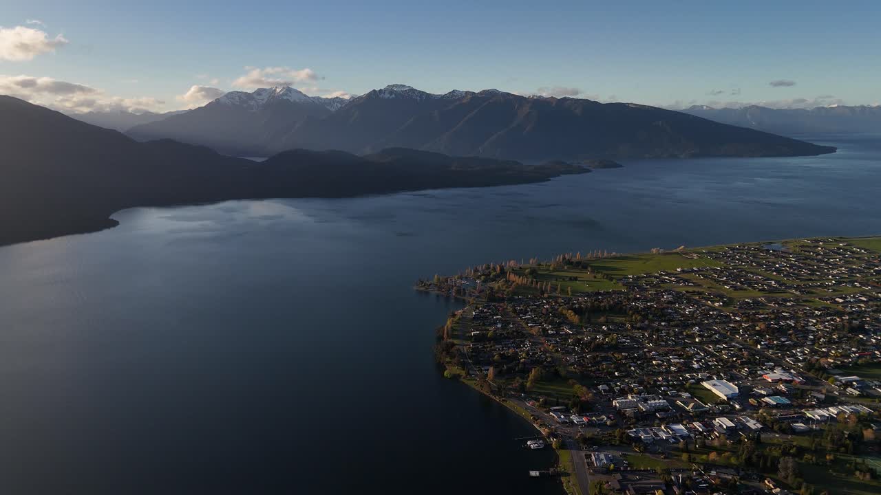 Ripresa aerea con drone dell'Isola del Sud, regione di Fiordland, città unica di Te Anau, Nuova Zelanda