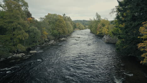 Agua-Que-Fluye-En-El-Río-Dee,-Escocia