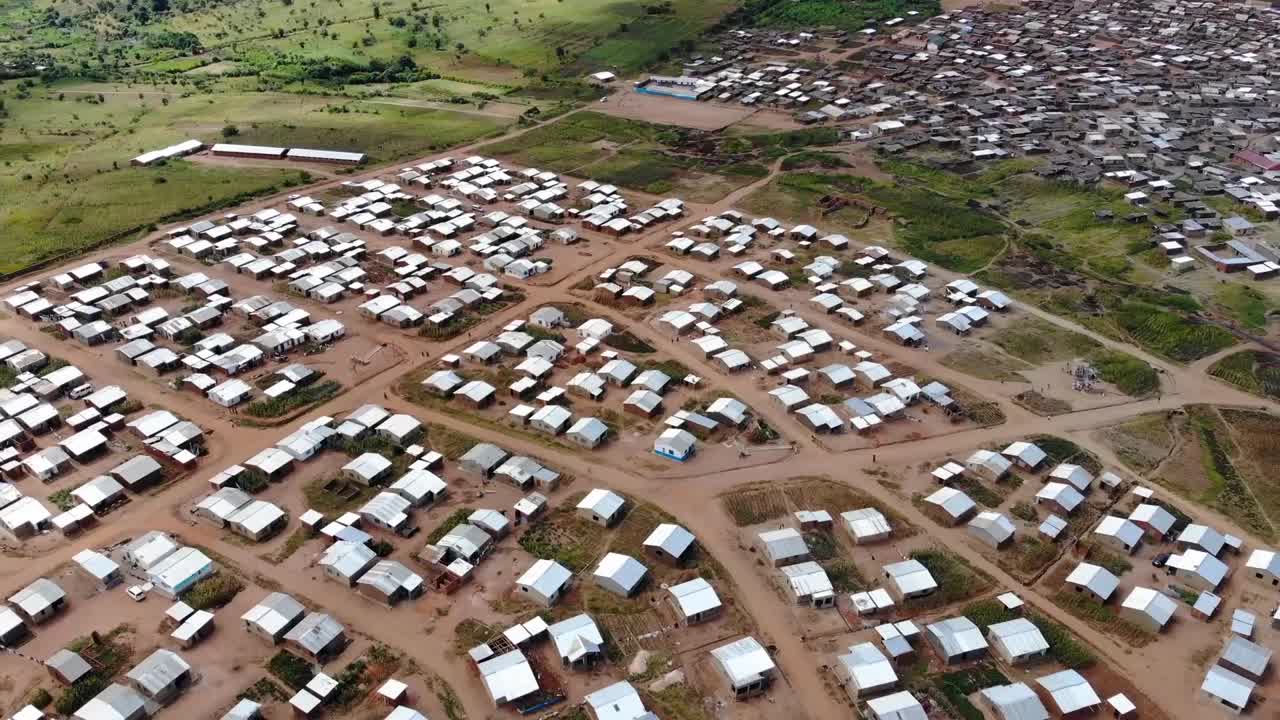 vista de pájaro de una aldea en áfrica, caminos de tierra con casas