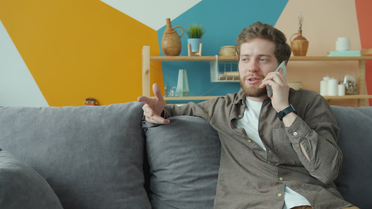 집에서 전화로 얘기하는 남자