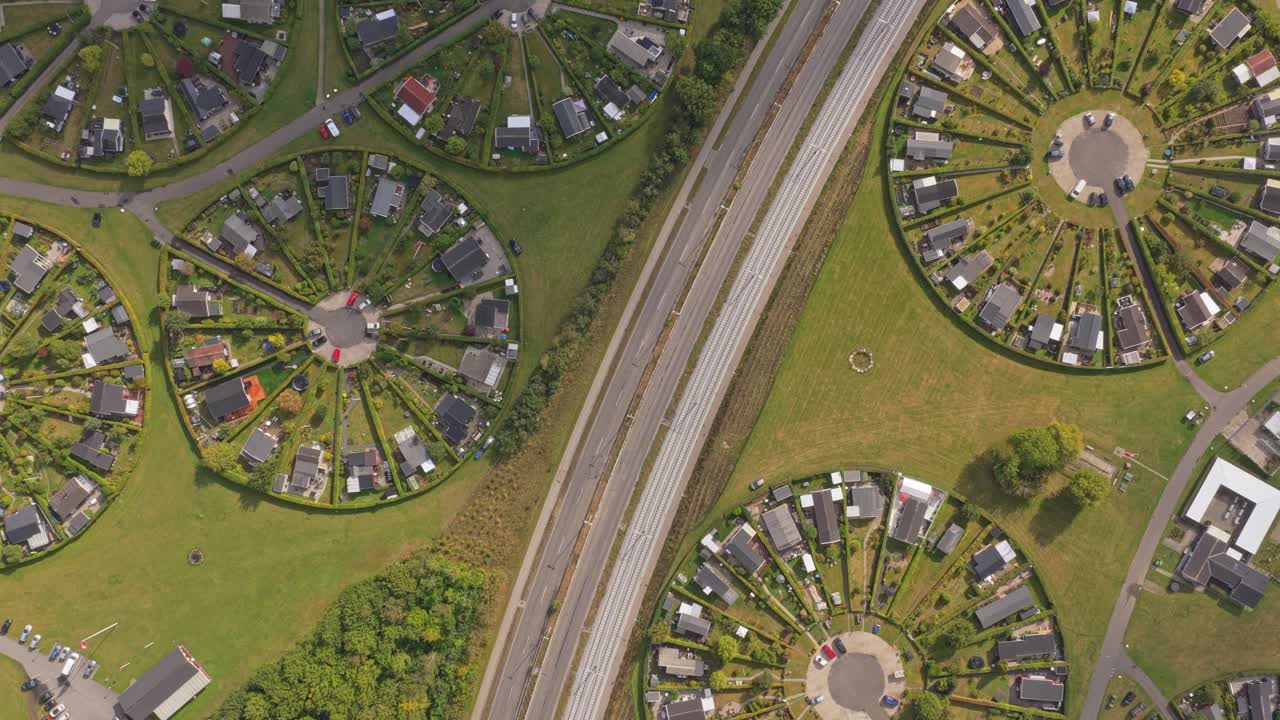 Pemandangan atas Brondby Haveby, rumah melingkar tertata di tengah pepohonan, Denmark