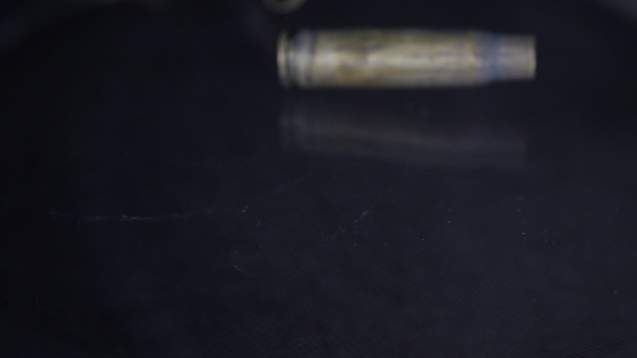 primer plano de casquillos de bala vacíos que caen al suelo