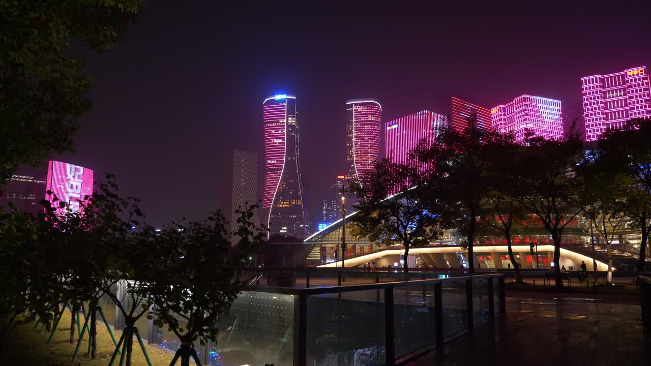 ciudad de hangzhou centro de la ciudad noche iluminación famoso gran teatro parque plaza panorama 4k china