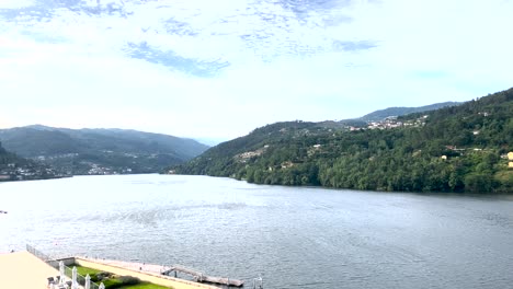 Berg-Unter-Wolken-Am-Fluss-Douro-An-Einem-Windigen-Tag