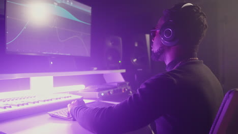 productor de música en el estudio de grabación