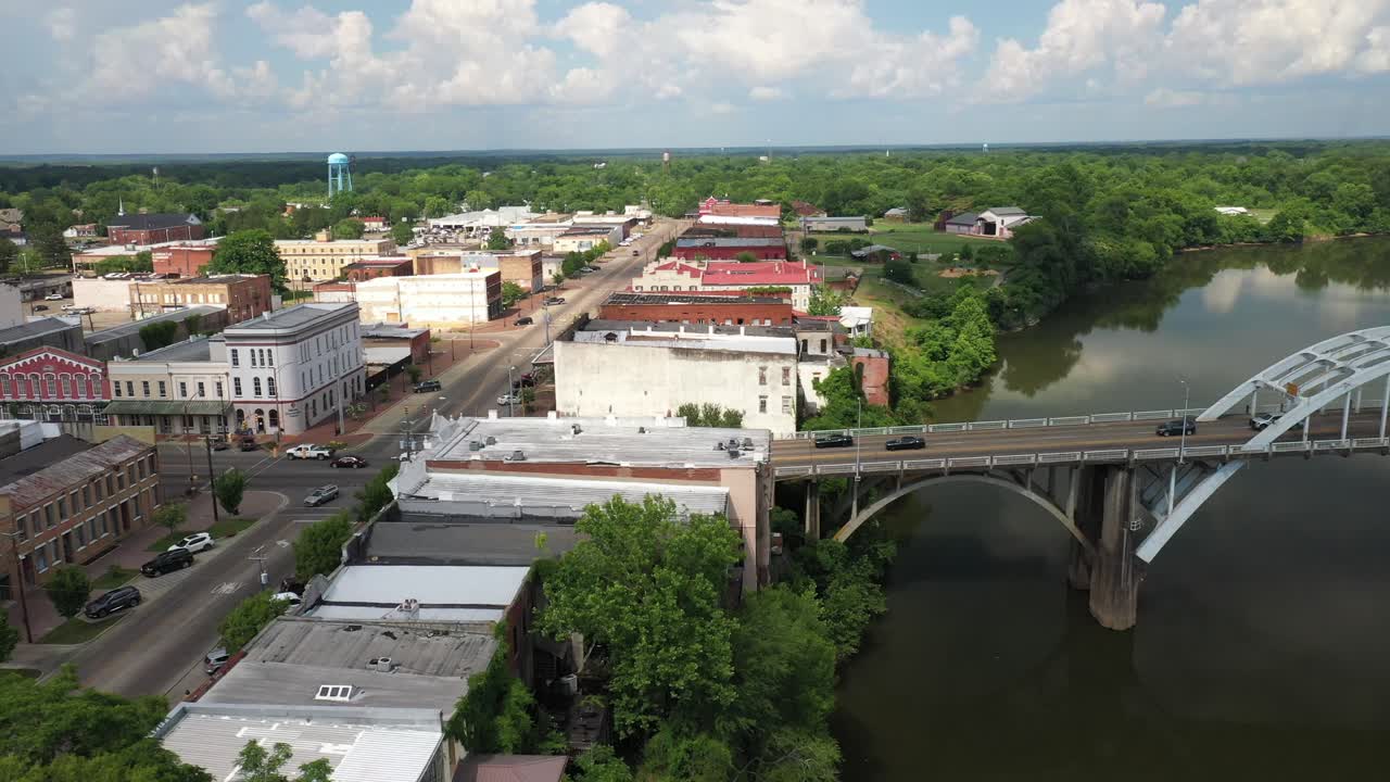 Ponte Edmund Pettus a Selma, Alabama, con ripresa drone in movimento laterale