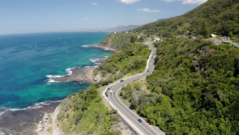 Carretera-Asfaltada-Costera-Con-Colinas-Cubiertas-De-Vegetación-En-El-Puente-Del-Acantilado-Marino-Cerca-De-Wollongong-En-Nueva-Gales-Del-Sur,-Australia