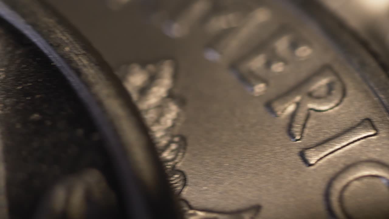 una vista amplia de nosotros monedas de plata