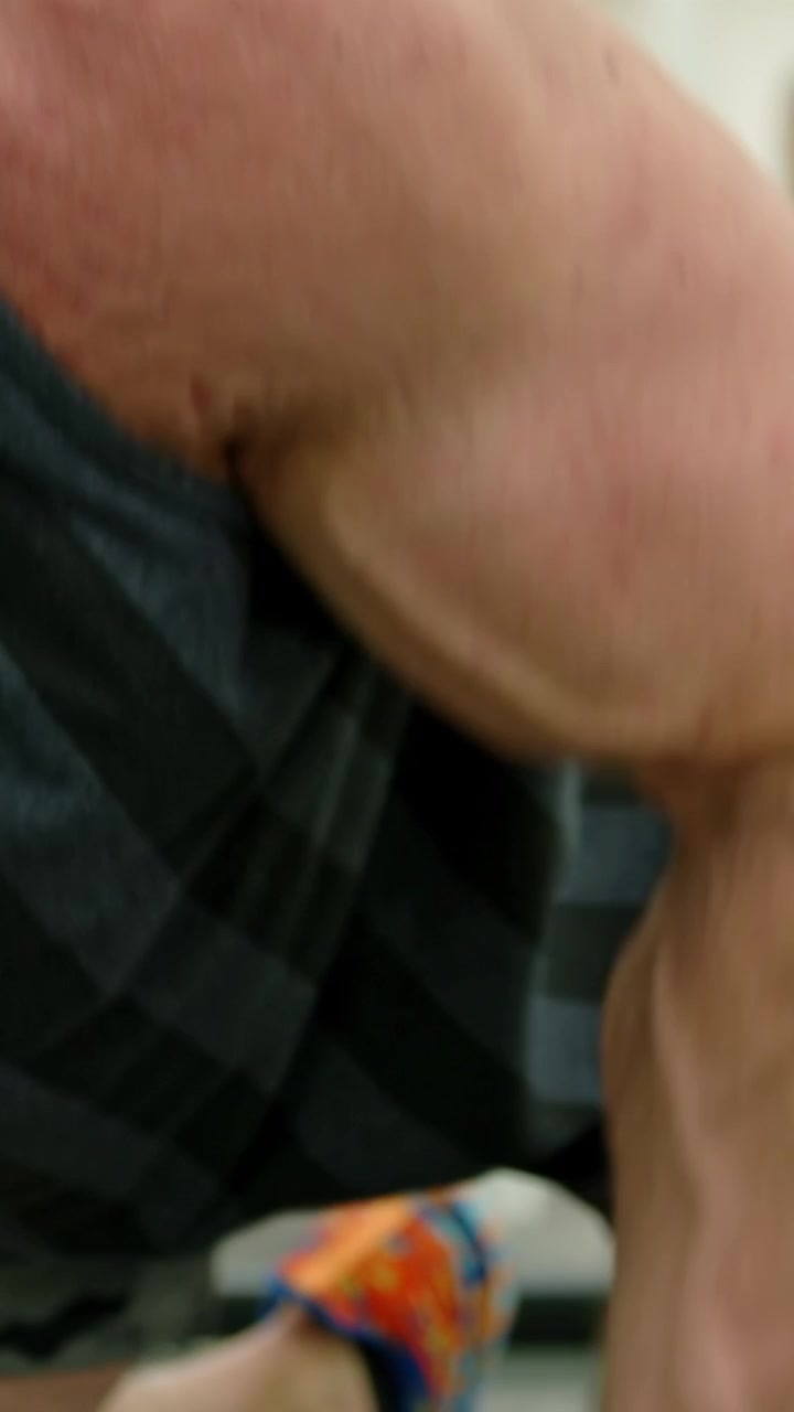 Giovane adulto che si allena strenuamente in palestra