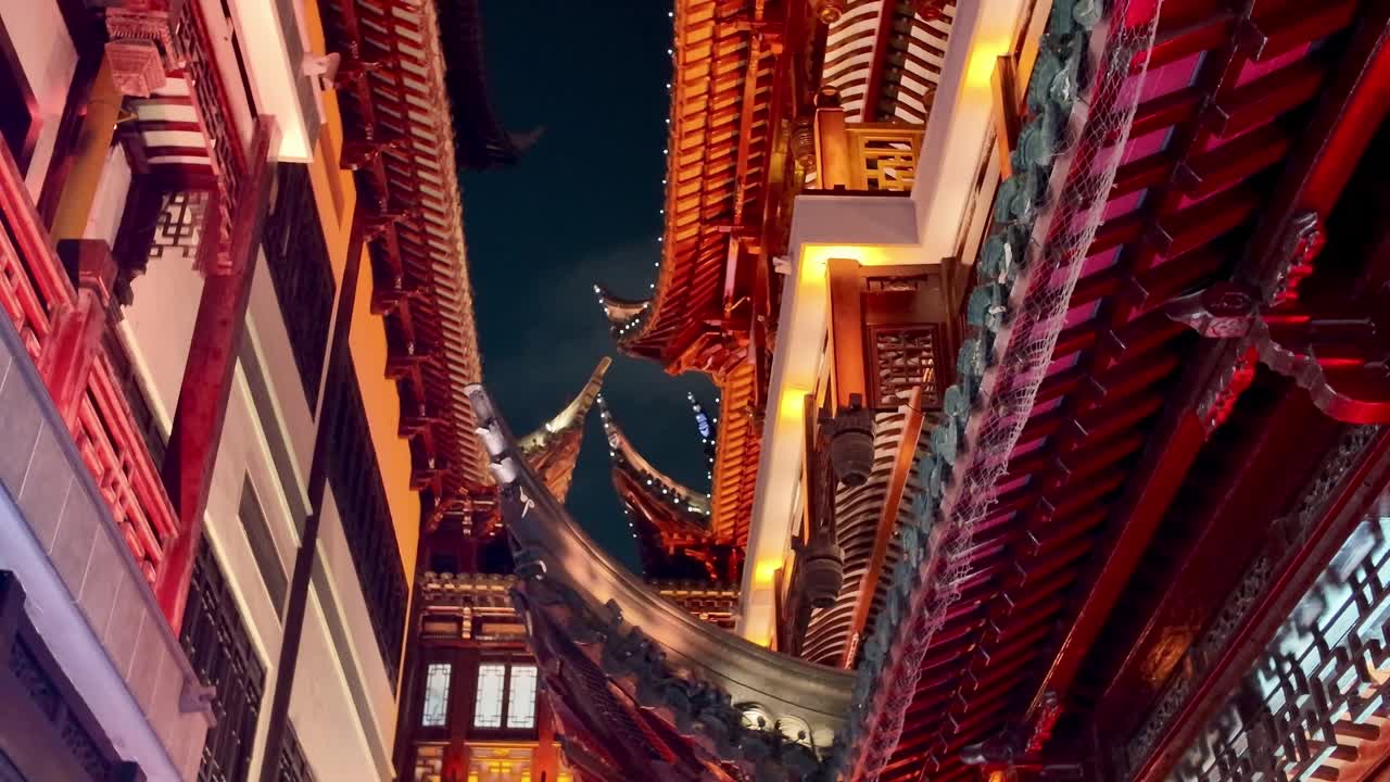 Caminhando por Yuyuan à noite, descobrindo a beleza da cidade antiga de Xangai com suas vielas iluminadas por lanternas, edifícios chineses clássicos e uma atmosfera atemporal.