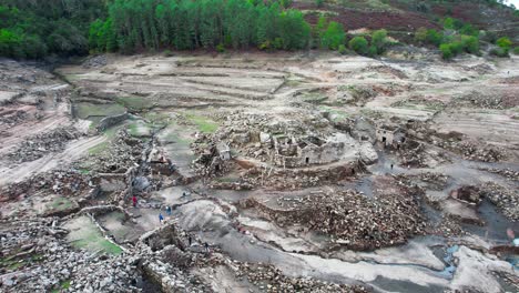 Pueblo-Fantasma-De-Aceredo-Emerge-De-La-Tierra-Agrietada,-Sequía-En-Vista-Aérea-De-Galicia