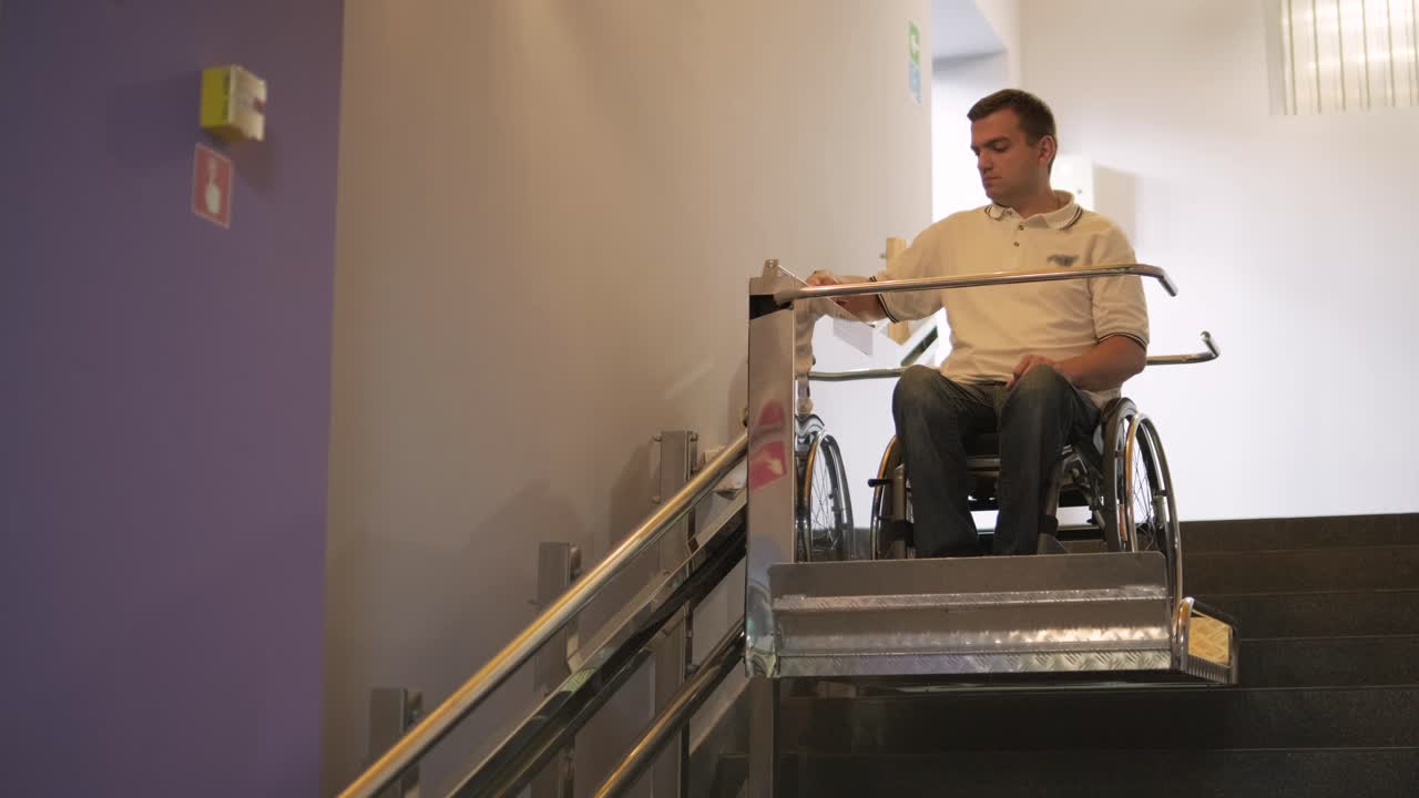 ascensor especial para la persona con una discapacidad física. un hombre en silla de ruedas utiliza un ascensor especial