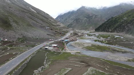 camino en el paisaje del norte de pakistán