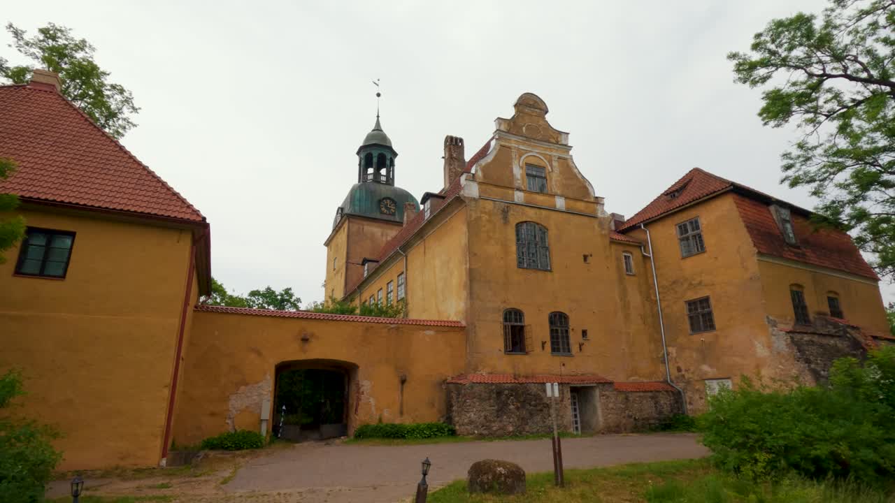 castillo medieval de lielstraupe en el pueblo de straupe en vidzeme, en el norte de letonia