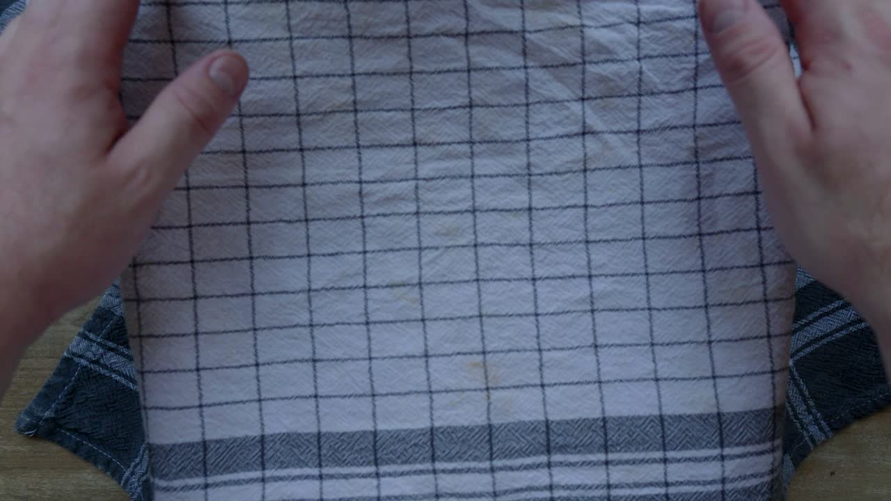 집에서 만든 밀 을 위한 반죽이 들어있는 천으로 그을 는 것