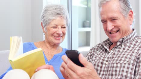 Linda-Pareja-De-Ancianos-Usando-Un-Teléfono-Inteligente