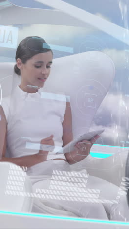 animación del procesamiento de datos sobre una mujer que usa una tableta en un coche autónomo