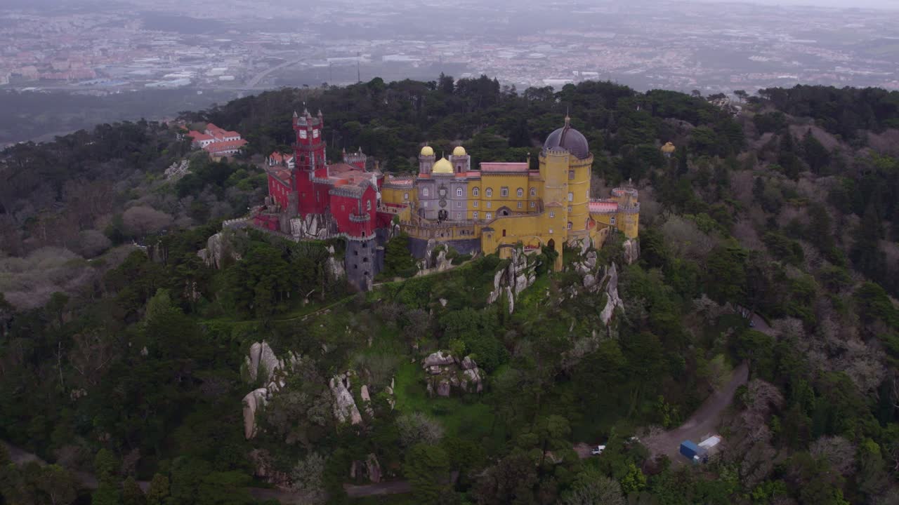 Onthullende luchtopname van het middeleeuwse kasteel Palácio da Pena, Portugal, op een bewolkte dag.