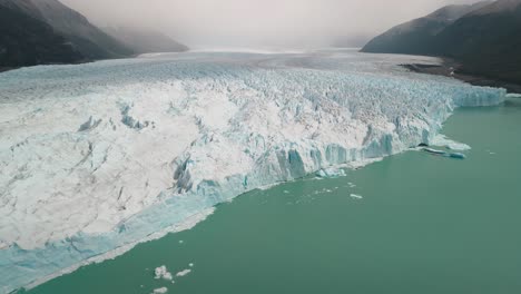 Drone-footage-in-Perito-Moreno,-the-most-iconic-glacier-in-the-world