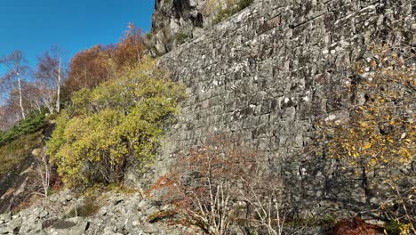 perfecto viejo muro de piedra hecho a mano en stanghelle, ferrocarril de bergen, inclinación estática hacia arriba noruega
