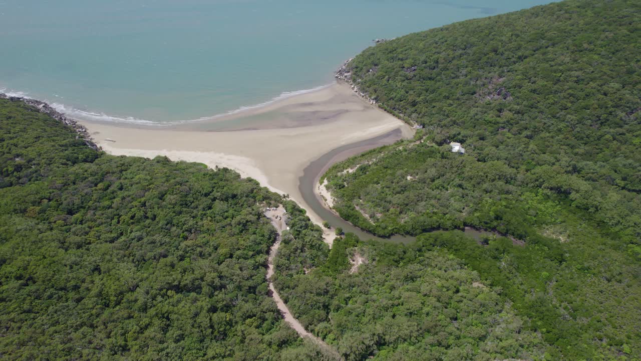 playa aislada en finch bay en un día soleado de verano en cooktown, queensland, australia