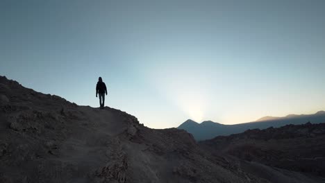 Wanderer-Silhouette-In-Zeitlupe-Beim-Wandern-In-Der-Wüste