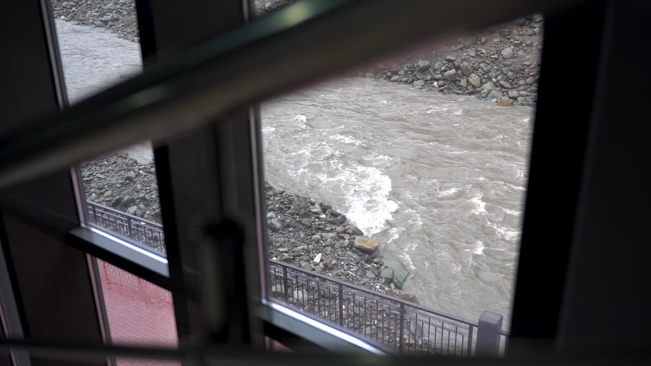 건물 계단 에서 강 을 볼 수 있다