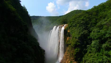 toma aérea de drones de la caída de agua tamul en san luis potosi mexico, caída de agua tamul mexico