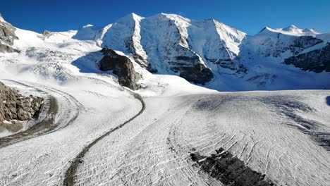sobrevuelo aéreo sobre el glaciar pers cerca de diavolezza en engadin suiza con una panorámica desde el pico piz bernina hasta las grietas