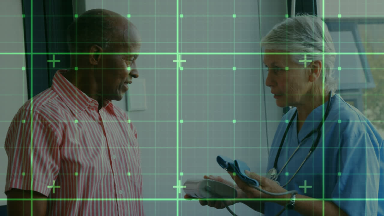 animación del procesamiento de datos sobre una mujer médica con un paciente mayor