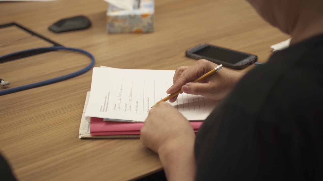 persona tomando notas en una clase de idioma