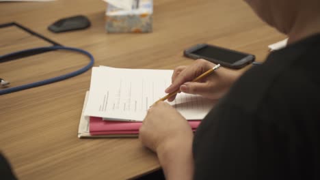 persona tomando notas en una clase de idioma
