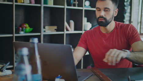 Joven-Hombre-De-Negocios-Trabajando-En-Una-Computadora-Portátil-En-La-Oficina-En-Casa.-Gerente-Moderno