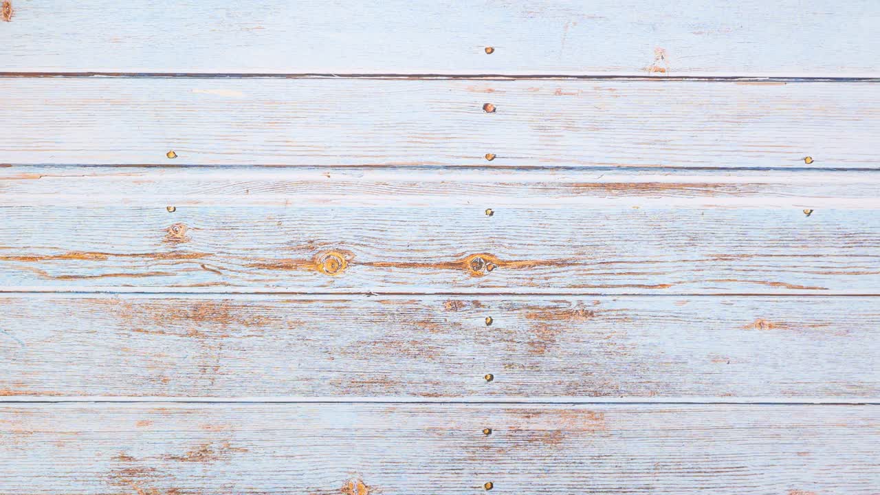 diferentes formas de deliciosos chocolates aparecen en el plato blanco - detenga el movimiento