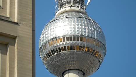 cerca de la majestuosa berliner fernsehturm, alexanderplatz, berlín