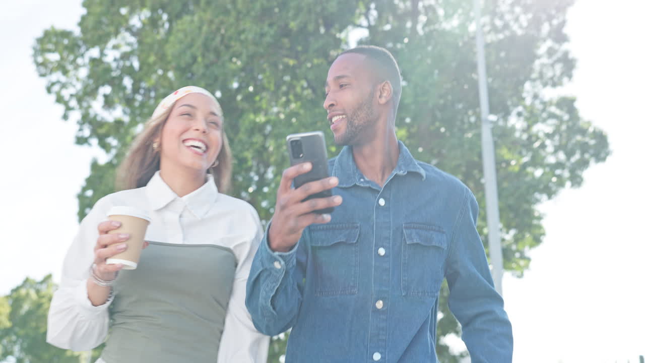 amigos con teléfonos inteligentes, memes divertidos en las redes sociales