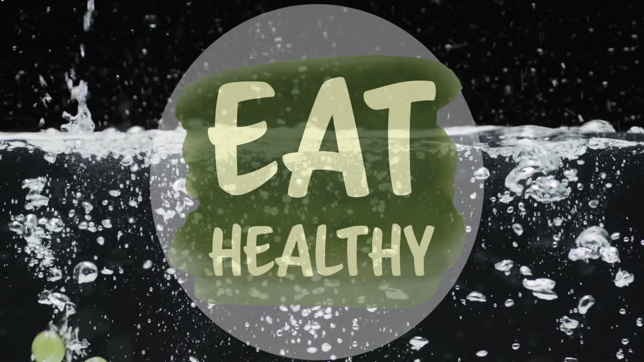 물 배경에 떨어지는 과일 위에 건강한 텍스트를 먹는 애니메이션