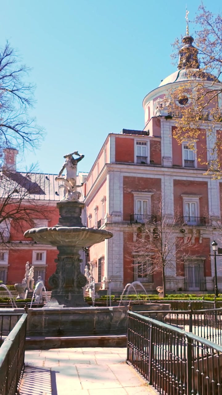 Aranjuez, Spagna, 2 marzo 2026 Fontana e sculture del giardino del Palazzo Reale di Aranjuez.