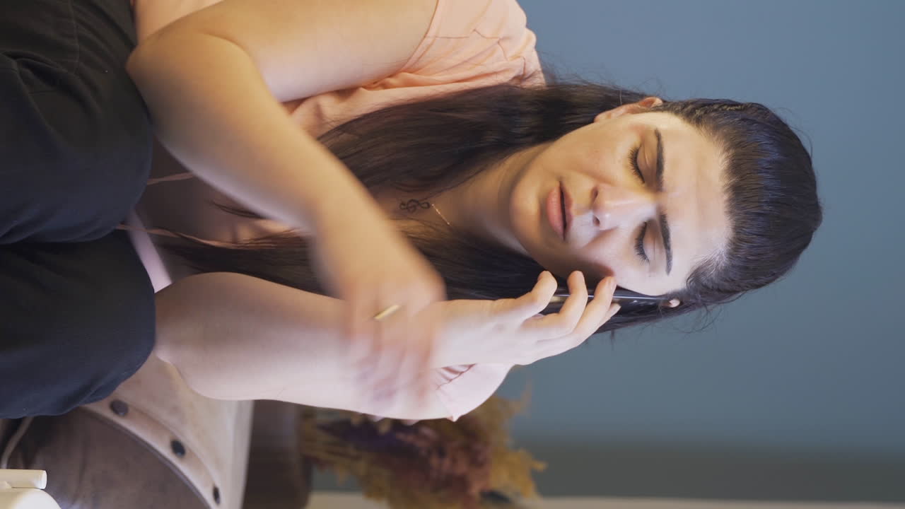 여성이 전화로 분리 논쟁을 벌이는 수직 비디오입니다.