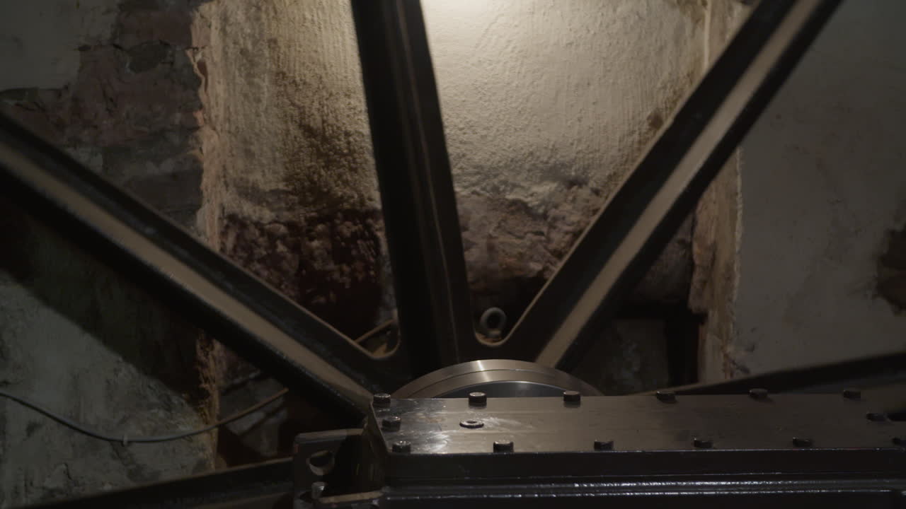 오래된 산업용 금속 기어 메커니즘의 클로즈업