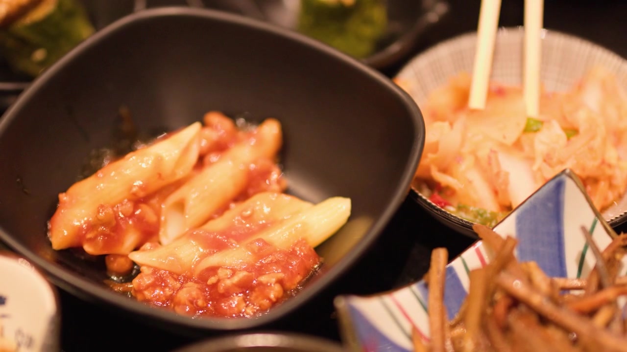 Tampilan Dekat Berbagai Hidangan Pembuka Jepang Termasuk Pasta Penne, Okra, dan Sayuran Akar di Bangkok