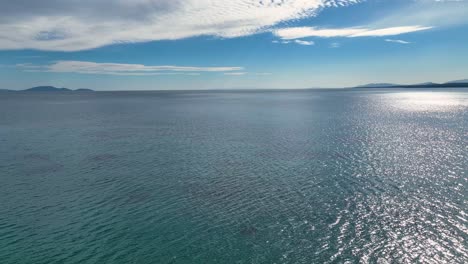 Drohnenaufnahmen-über-Dem-Meer-Und-Dem-Himmel-Mit-Wolken