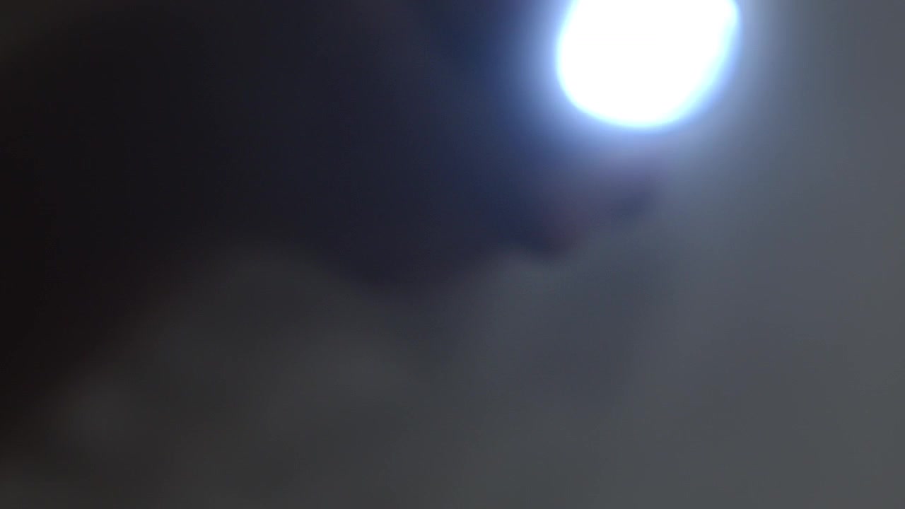 Lanterna brilhante ilumina a lente da câmera.
