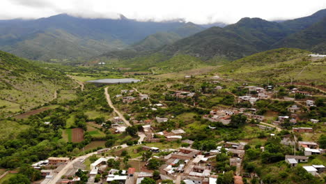 Flug-über-Einen-Damm,-Damm-Von-Teotitlan-Del-Valle,-Oaxca