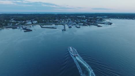 Luftdrohnenaufnahme-Von-Orient-Greenport-North-Fork-Long-Island-New-York-Vor-Sonnenaufgang-Mit-Fähre-Und-Häusern