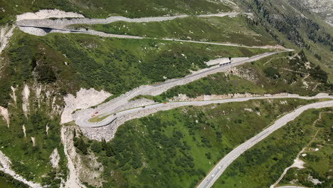 grimselpass movimiento aéreo hacia atrás que muestra la perspectiva de la famosa carretera curvilínea en suiza
