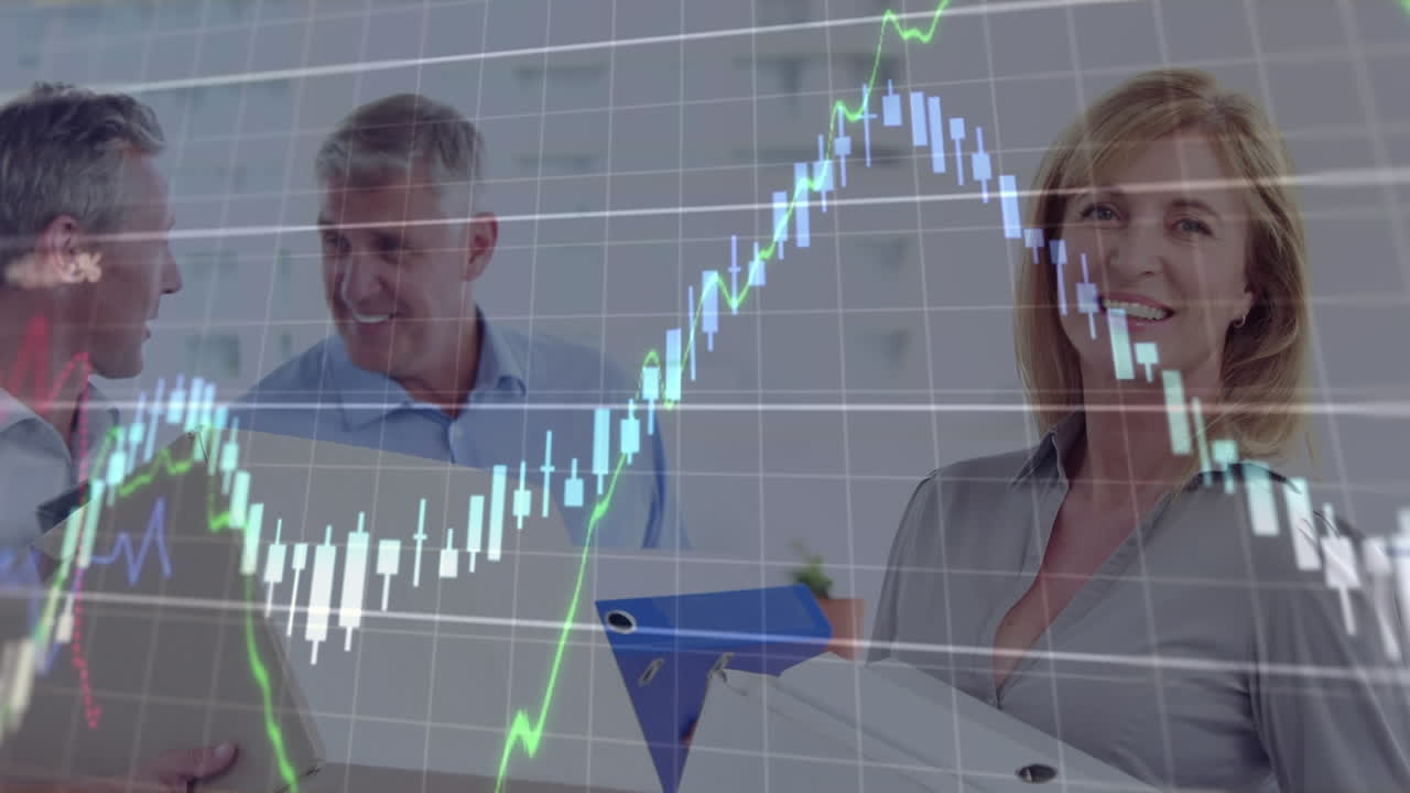 animación del procesamiento de datos financieros sobre una mujer de negocios caucásica sosteniendo archivos sonriendo en la oficina.