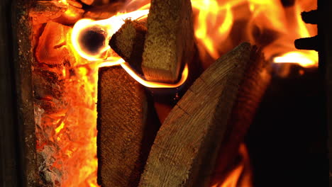 llama ardiente de la quema de leña en la chimenea doméstica, vista de cierre vertical
