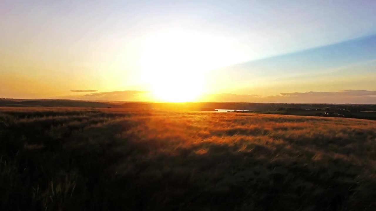 Landsbygda ved solnedgang
