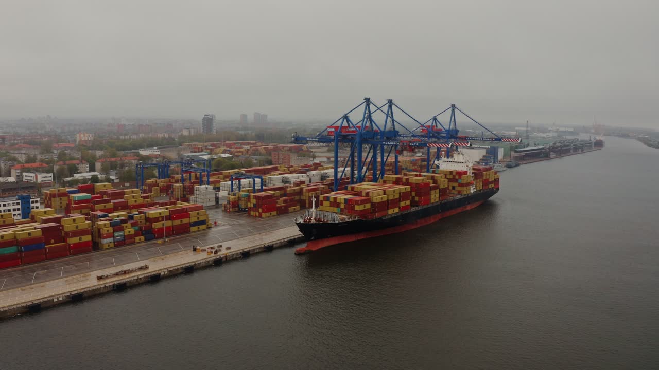 buque contenedor en la terminal portuaria